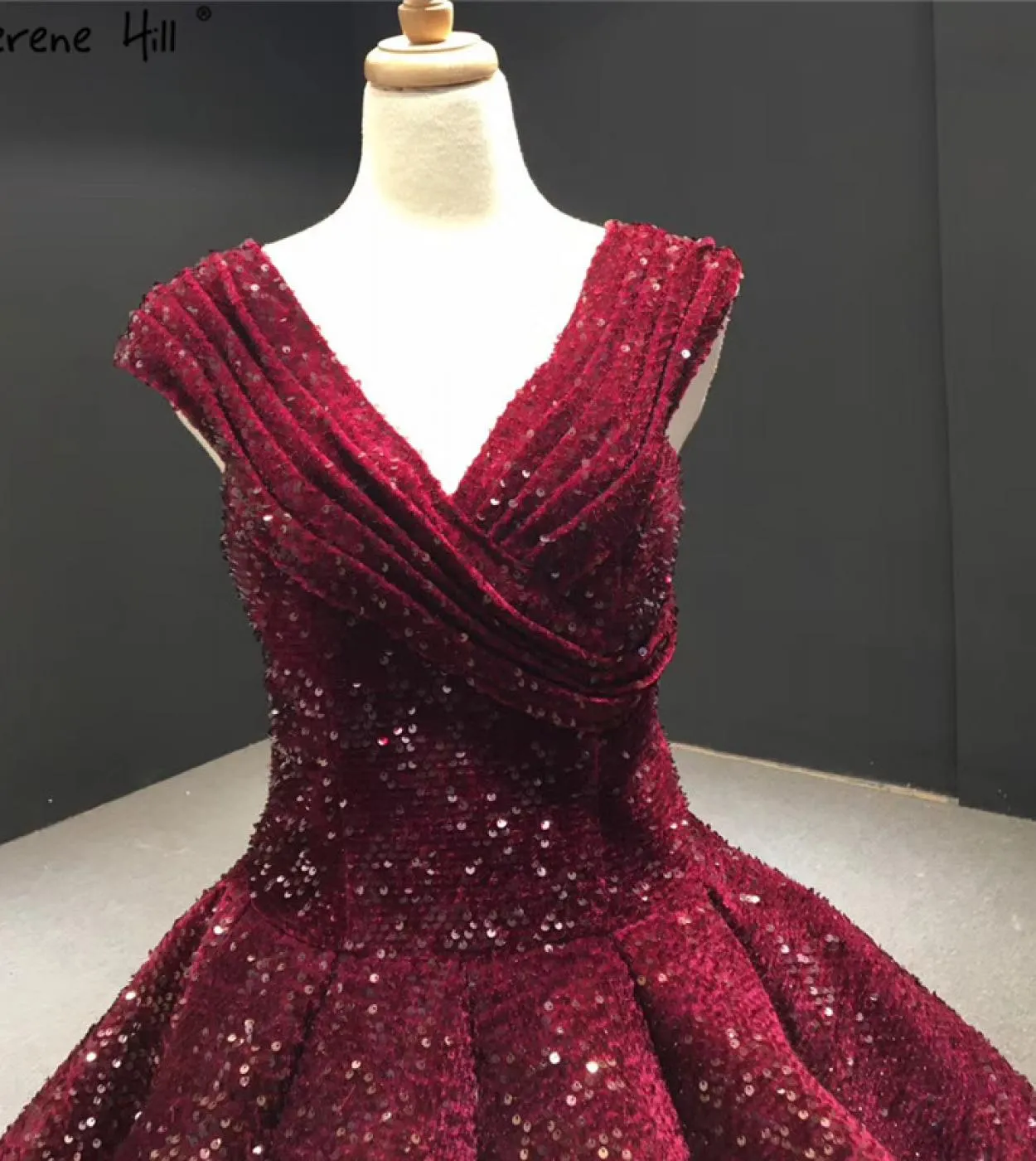 Abiti da sposa di lusso con scollo a V rosso vino Abiti da sposa senza maniche con paillettes di fascia alta Ha2296 Matrimonio s