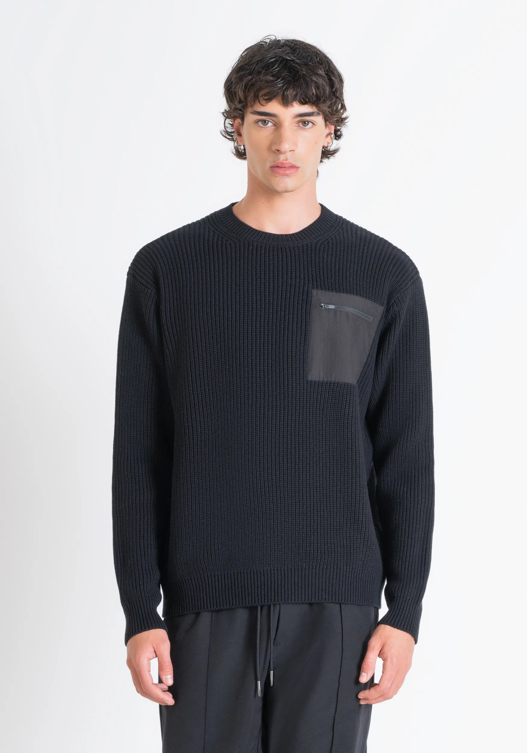 MAGLIONE RELAXED FIT IN COTONE NERO CON TASCA